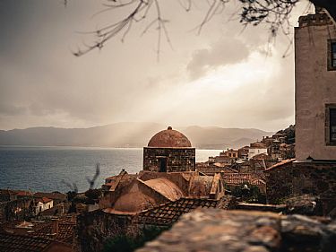 ΑΠΟ ΤΟ ΚΑΣΤΡΟ ΤΗΣ ΜΟΝΕΜΒΑΣΙΑΣ ΣΤΗΝ "ΑΓΕΡΩΧΗ ΜΑΝΗ"